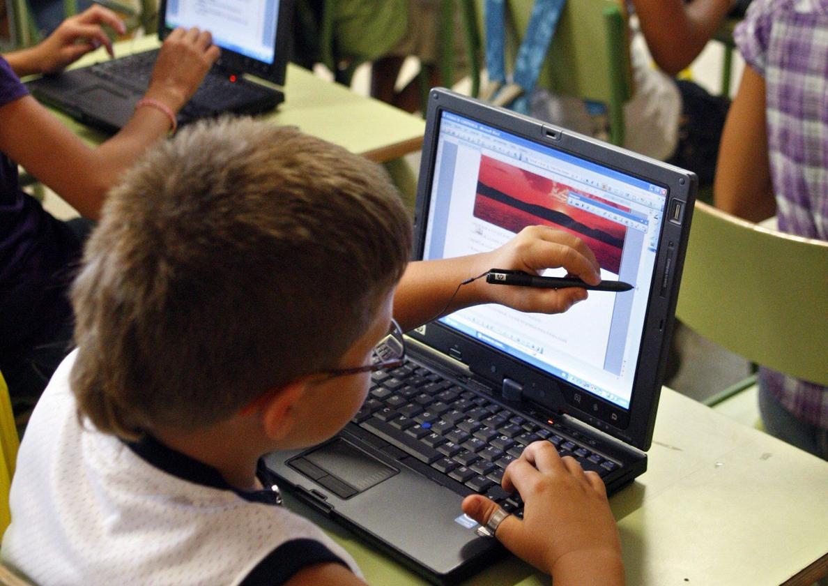 Niños de Primaria aprenden a usar el ordenador en clase.