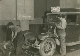 Madrid, mayo de 1938. Muchachas trabajando en los talleres de automóviles de Prensa Española