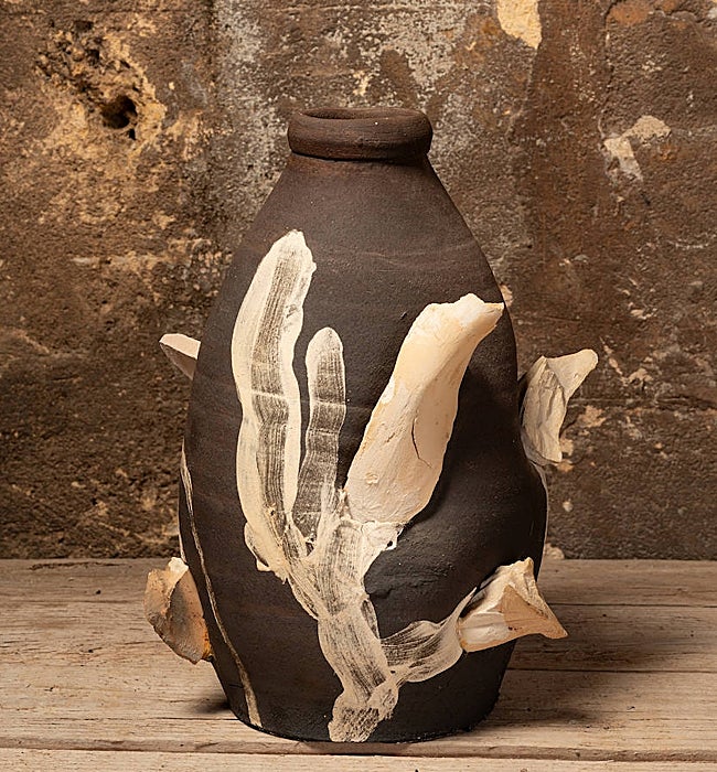 Una de las 80 piezas cerámicas de la muestra.