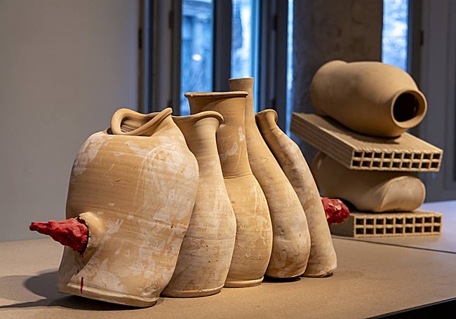 Composición con vasijas de arcilla atravesadas.