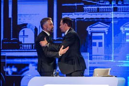 Nuno Santos y Montenegro se abrazan tras un debate televisivo.