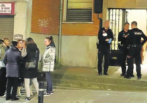 Vecinos del barrio de El Kalero, en Basauri, aguardan a la puerta del bloque de viviendas donde se encontró a madre e hijo.