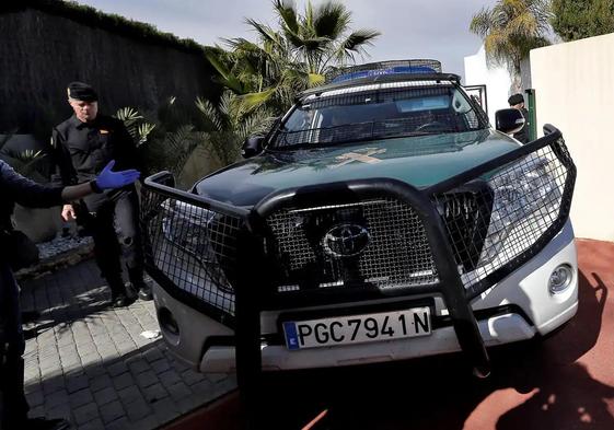 Dos agentes de la Guardia Civil.