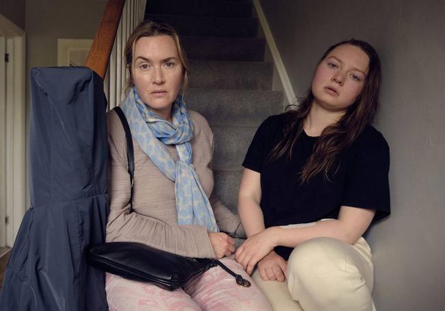 Kate Winslet y Mia Threapleton en 'I am'.