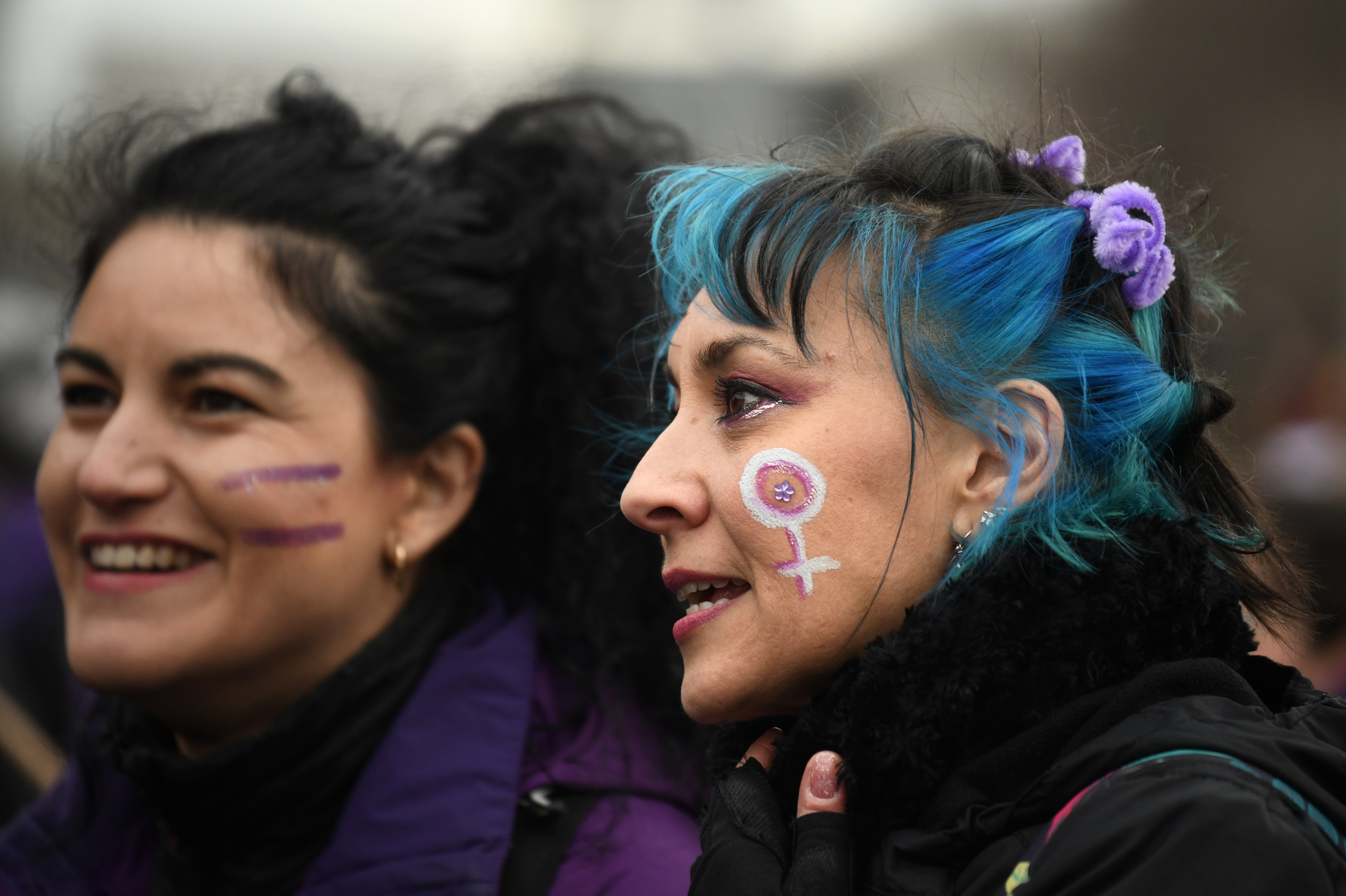 Dos jóvenes acuden con la cara pintada a las marchas por el 8M