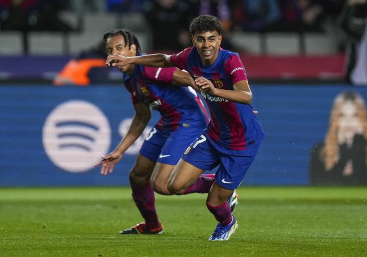 Lamine Yamal y Koundé celebran el gol del delantero del Barça ante el Mallorca.