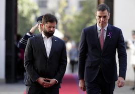 Pedro Sánchez y el presidente chileno, Gabriel Boric, este viernes en Santiago