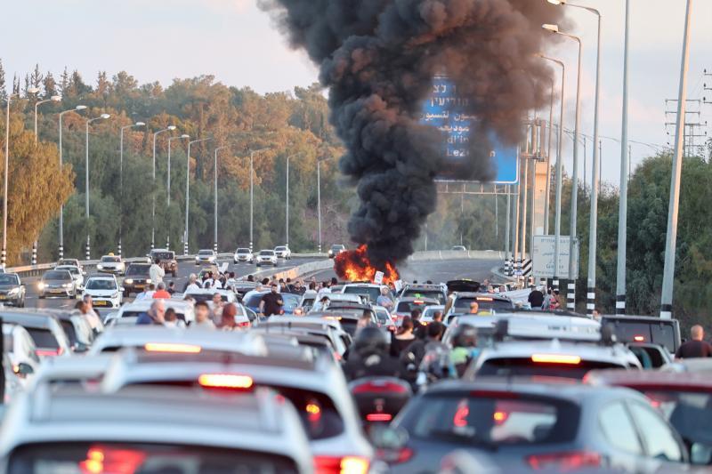 Las familias cortaron el tráfico en la Ruta 1 entre Tel Aviv y Jerusalén.