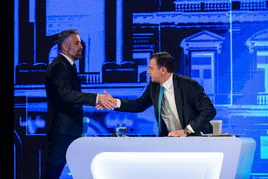 Nuno Santos, de pie, saluda a Montenegro tras un debate televisivo.