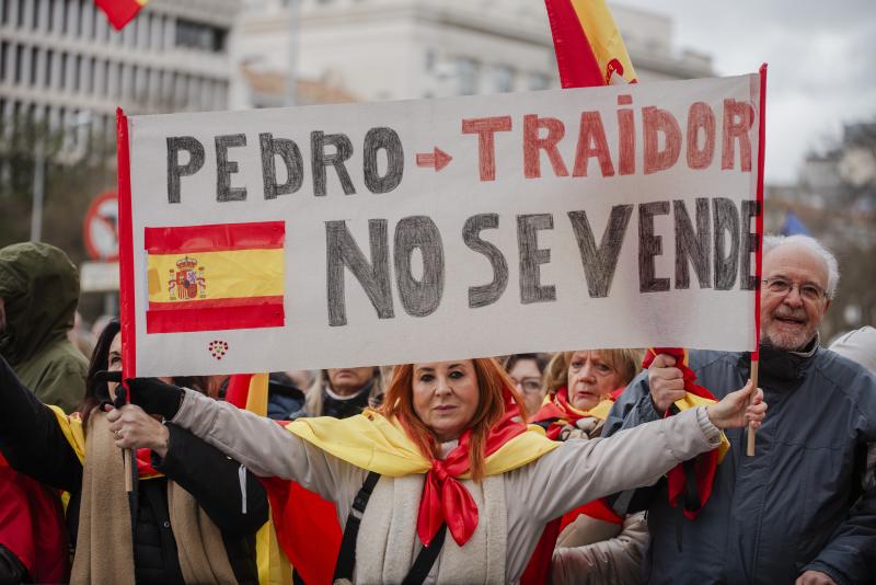 Una manifestante muestra una pancarta en la protesta de Cibeles este sábado.