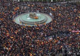 Manifestantes piden la dimisión de Pedro Sánchez en la Plaza de Cibeles.