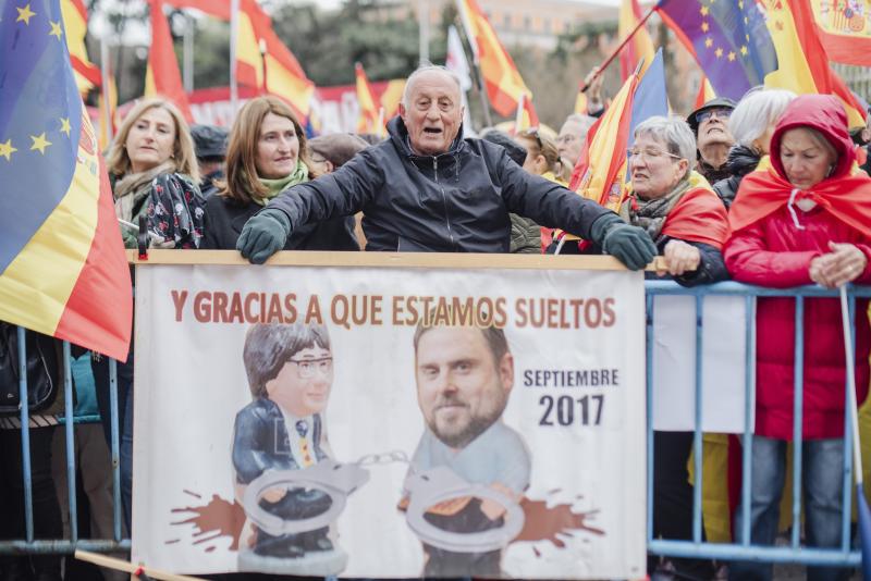 Un hombre muestra una pancarta en la manifestación contra el presidente del Gobierno.