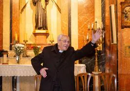 El sacerdote Lino Hernández emula la estirada de la legendaria fotografía.