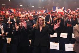 Marion Maréchal saluda al final del mitin con el que este domingo ha lanzado la campaña de Reconquista a las elecciones europeas.