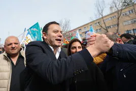 Luís Montenegro saluda a un simpatizante de su partido.