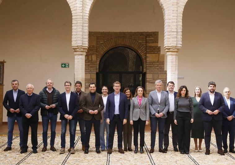 El presidente del PP, Alberto Núñez Feijóo, preside la foto de familia durante la clausura el acto de presentación de la 'Declaración de Córdoba' en el Palacio de Congresos.