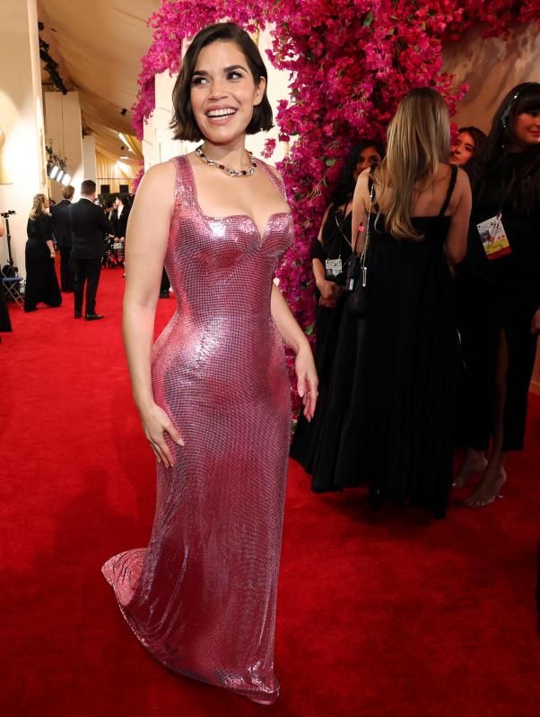 America Ferrera. La actriz, nominada a Mejor Actriz de Reparto por 'Barbie' hizo honor a la película con un Versace rosa brillante en línea con la tendencia sirena. 