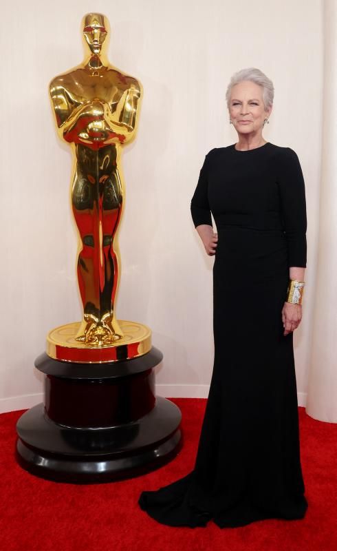 Jamie Lee Curtis. La veterana actriz, estupenda con un vestido minimalista en negro de Dolce Gabbana, una estética muy similar a la escogida por Vanessa Hudgens. 