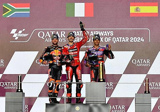 Pecco Bagnaia, entre Brad Binder y Jorge Martín en el podio de Losail.