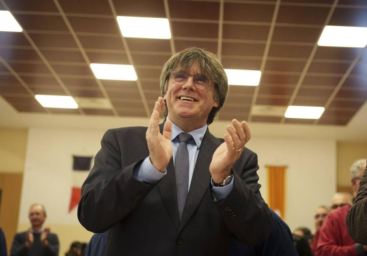 Carles Puigdemont aplaude tras el acuerdo por la ley de aministía.