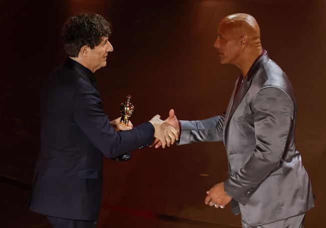 Dwayne Jonhson entrega el Oscar a mejor película internacional a Jonathan Glazer.