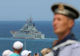 El gran barco de desembarco 'Cesar Kunikov' navega durante el desfile del Día de la Armada en Sebastopol.