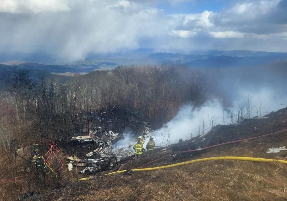 Equipos de emergencias trabajan en la zona del siniestro cerca de Hot Springs.