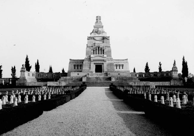 Cementerio de Crespi d'Adda con el mausoleo de los Cresi al fondo y las tumbas de los trabajadores a ambis lados.