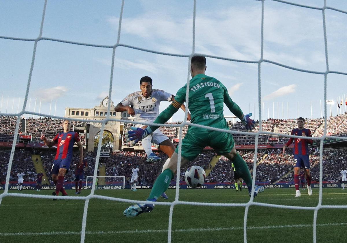 Bellingham bate a Ter Stegen en el clásico de Liga disputado el pasado mes de octubre.