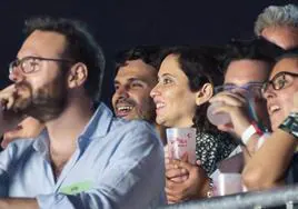 Isabel Díaz Ayuso junto a su pareja, Alberto González, disfrutando del concierto de Robbie Williams en el Festival Mad Cool del año pasado