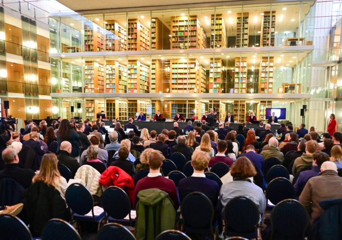 Decenas de personas han acudido este martes a la vista celebrada en el Tribunal Superior Administrativo de Münster.