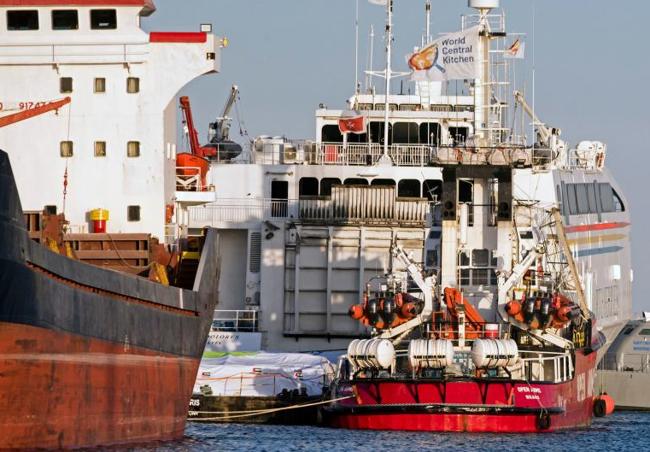 El buque Open Arms, a la derecha, en el puerto chipriota de Larnaca antes de partir.