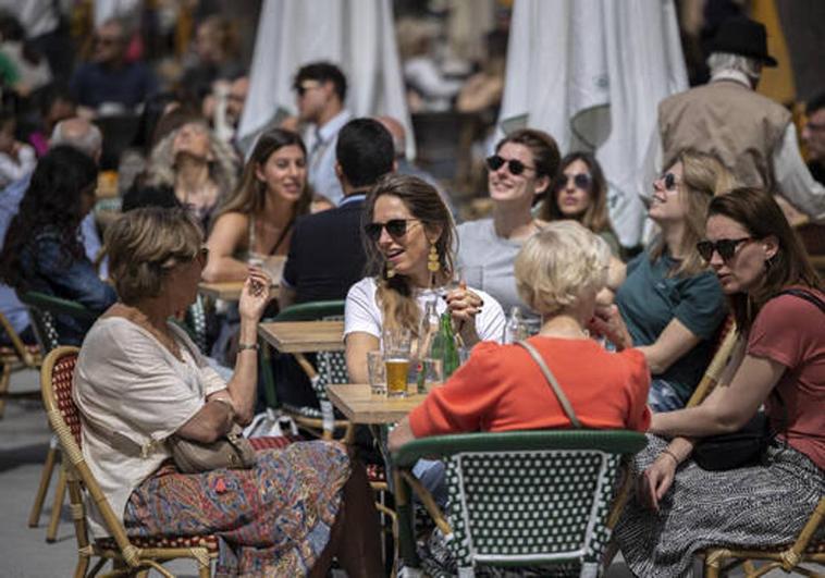 Clientes en una terraza de un bar en Valencia.