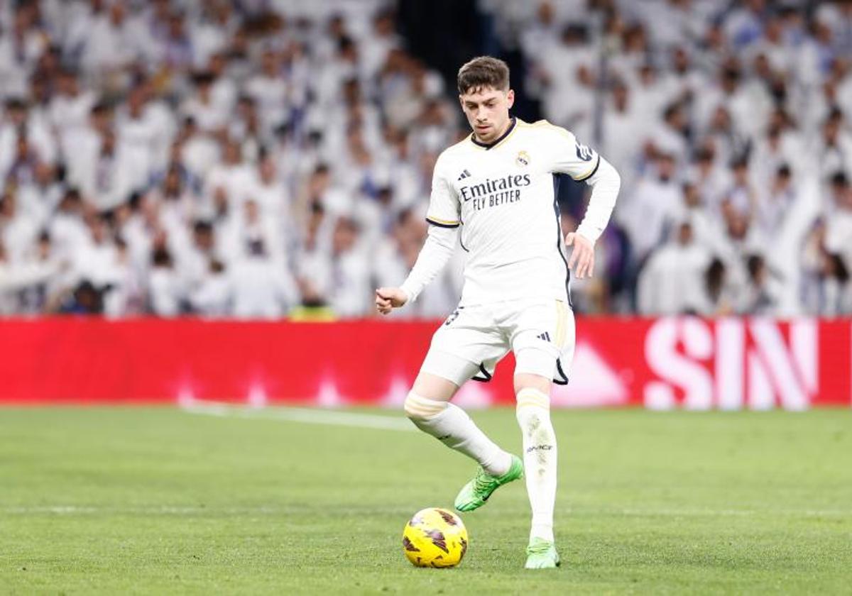 Fede Valverde toca el balón durante el Real Madrid-Celta.