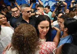 Ana García saluda a sus seguidores después de lanzar su candidatura para las elecciones de 2025.