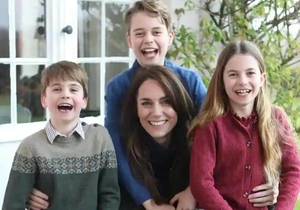 La foto manipulada de Kate con sus hijos.