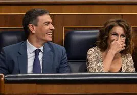 El presidente del Gobierno, Pedro Sánchez, y la ministra de Hacienda, María Jesús Montero, este miércoles en el Congreso de los Diputados.
