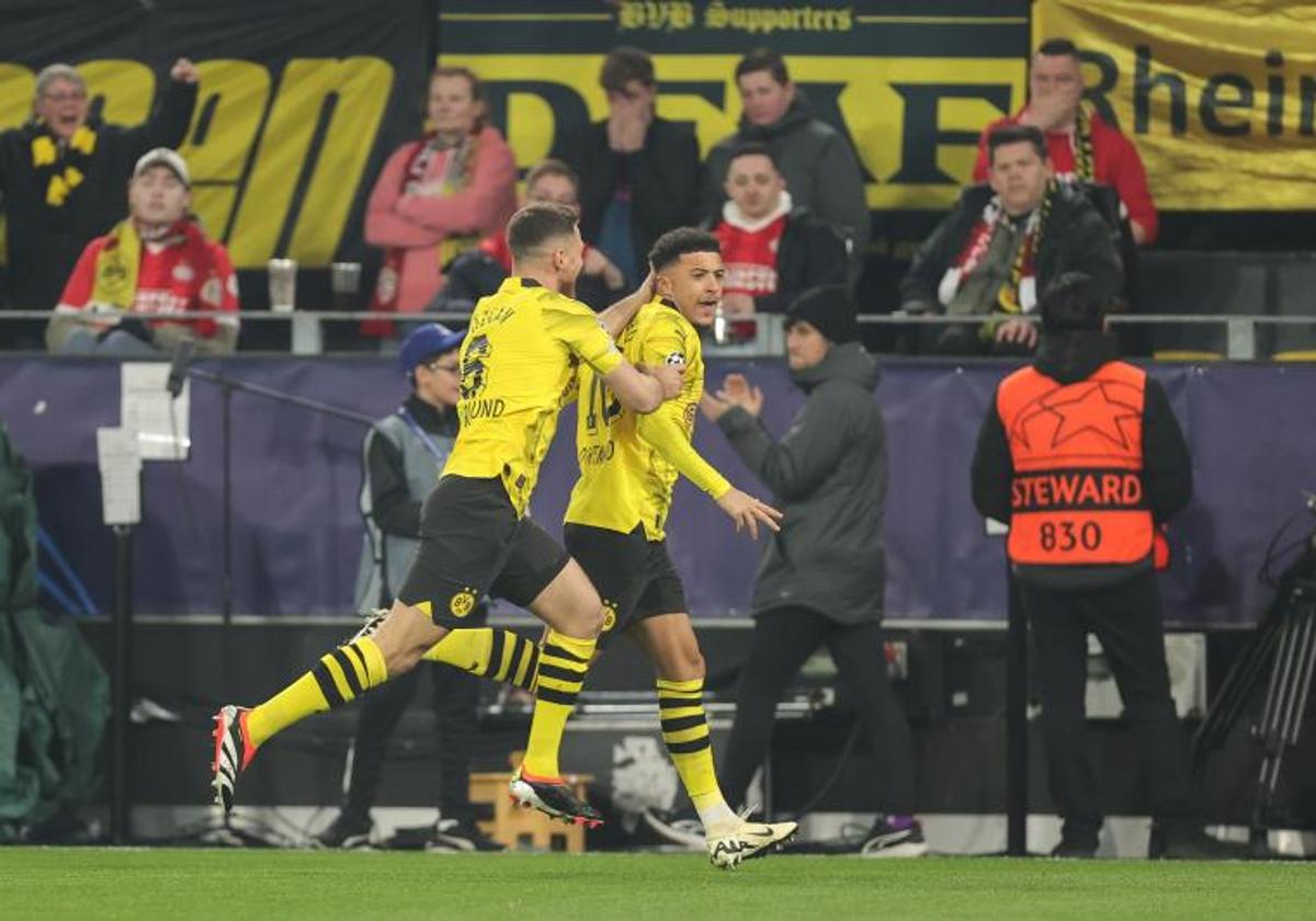 Jadon Sancho (d) celebra el gol que le marcó al PSV en el Signal Iduna Park.