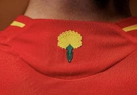 El clavel rojo de la nueva equipación de la selección española.