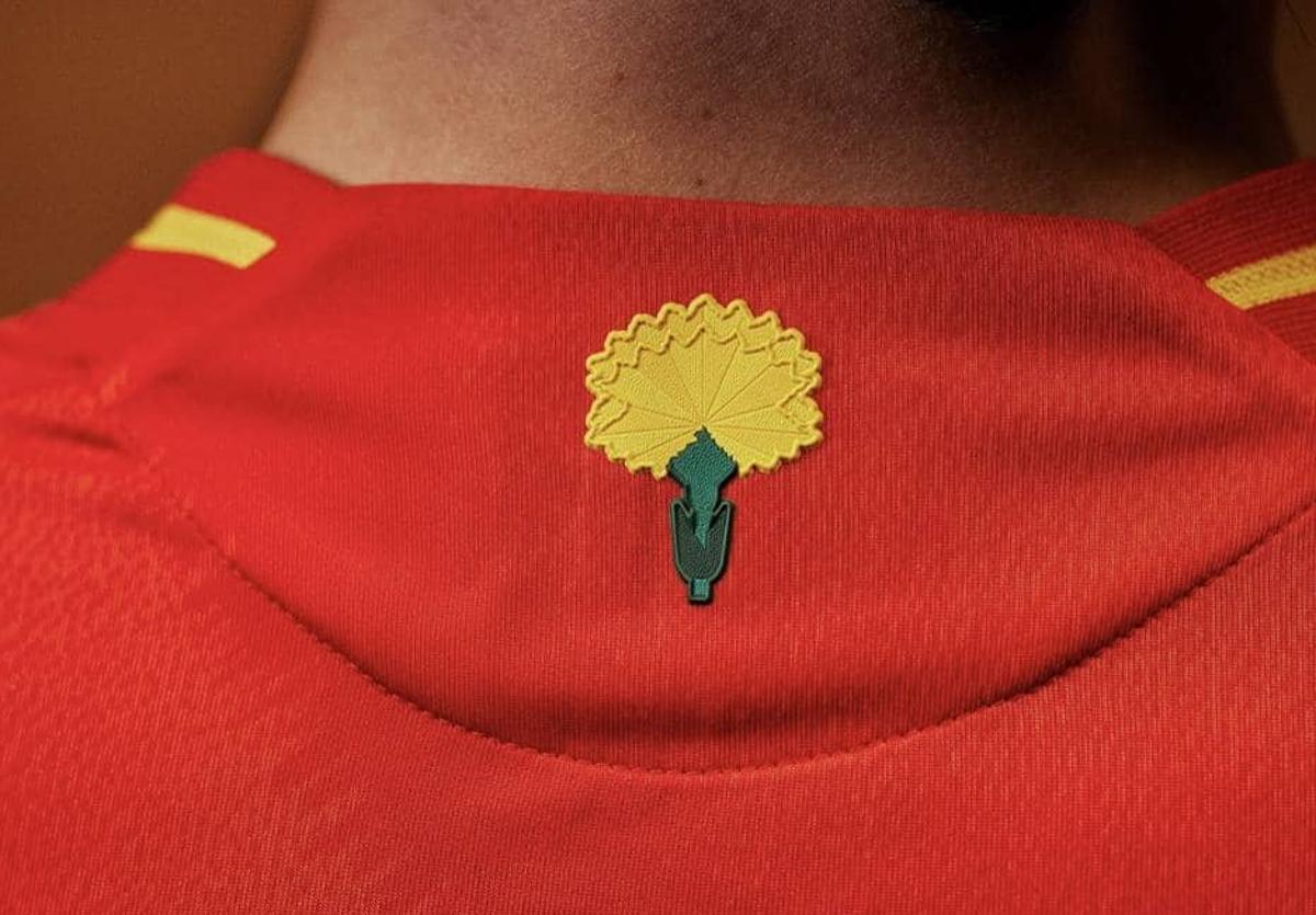 El clavel rojo de la nueva equipación de la selección española.