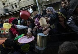 Un grupo de personas intenta conseguir alimentos en Gaza.