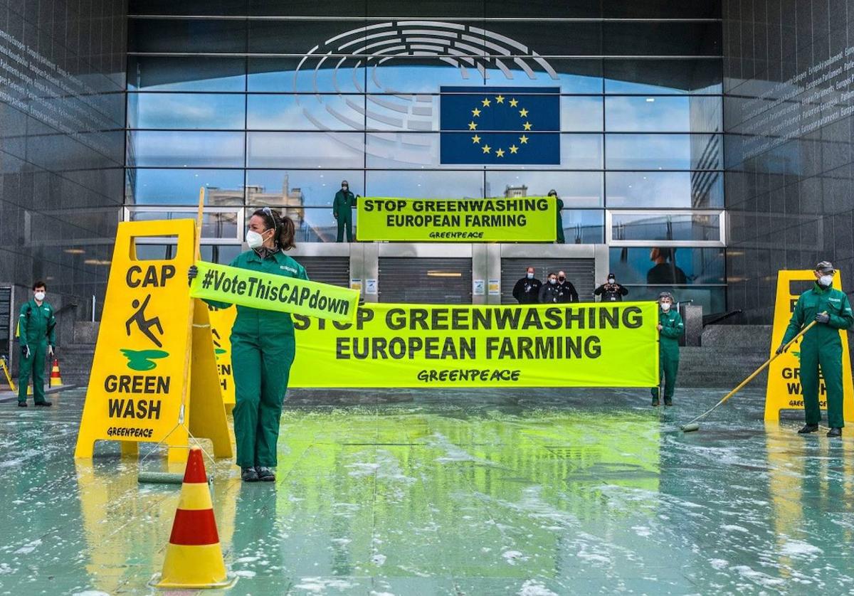 Protesta contra el 'greenwashing' frente al Parlamento Europeo.