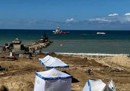 El 'Open Arms', fondeado ante la playa de Gaza, descargará los suministros mediante una barcaza.