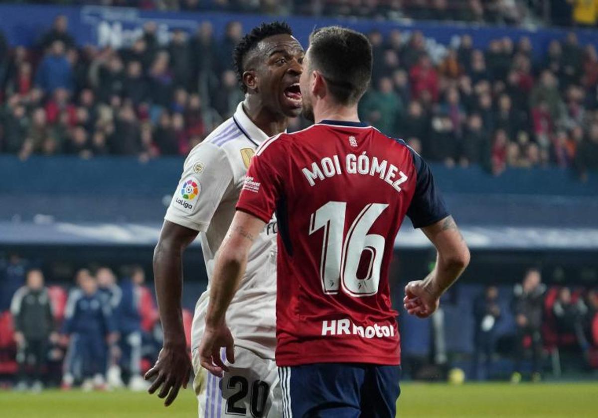 Vinicius se encara con Moi Gómez durante el Osasuna-Real Madrid en El Sadar de la pasada campaña.