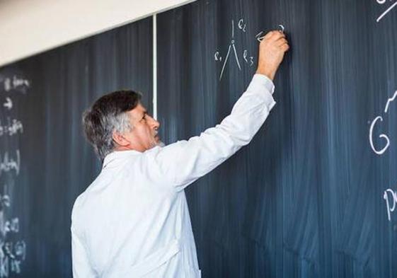 Profesor dando clase en una universidad.