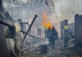 Servicios de emergencia trabajan en el lugar donde se produjo el ataque en Odessa.