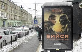 Un cartel en una calle de Kiev invita a alistarse contra los combatientes 'zombies' rusos.