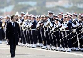 Macron pasa revista ante miembros de la Armada francesa.