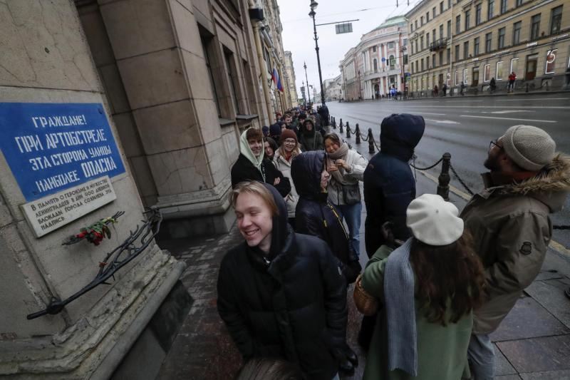 Un grupo de jóvenes se dispone a depositar por primera vez su voto.