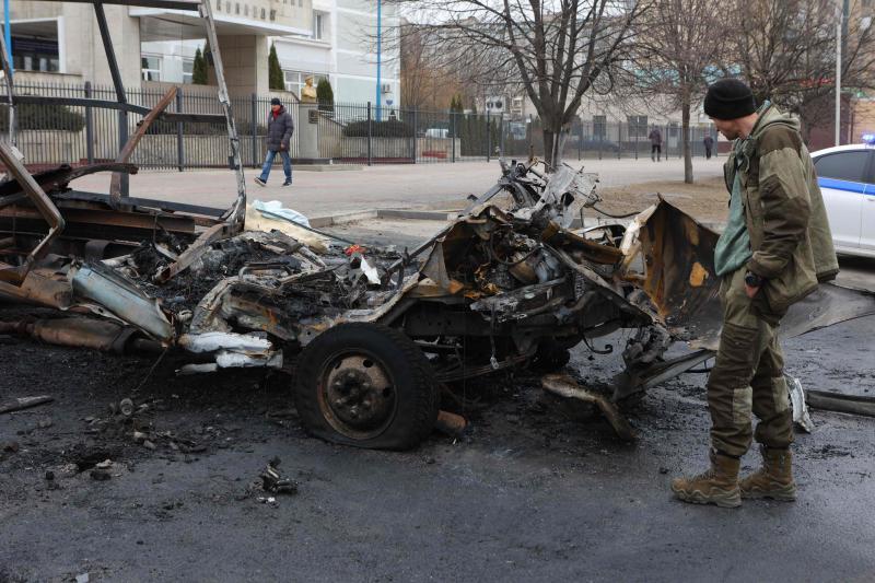 Coche destrozado tras la caída de restos de un dron en Bélgorod.